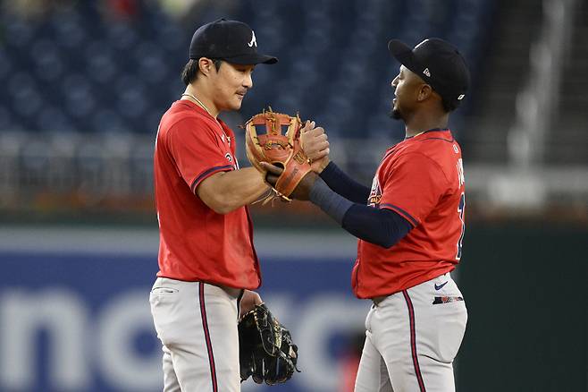 Atlanta Braves' Ha-Seong Kim, left, and Ozzie Albies, right, celebrate after a baseball game against the Washington Nationals, Wednesday, Sept. 17, 2025, in Washington. (AP Photo/Nick Wass)







<저작권자(c) 연합뉴스, 무단 전재-재배포, AI 학습 및 활용 금지>