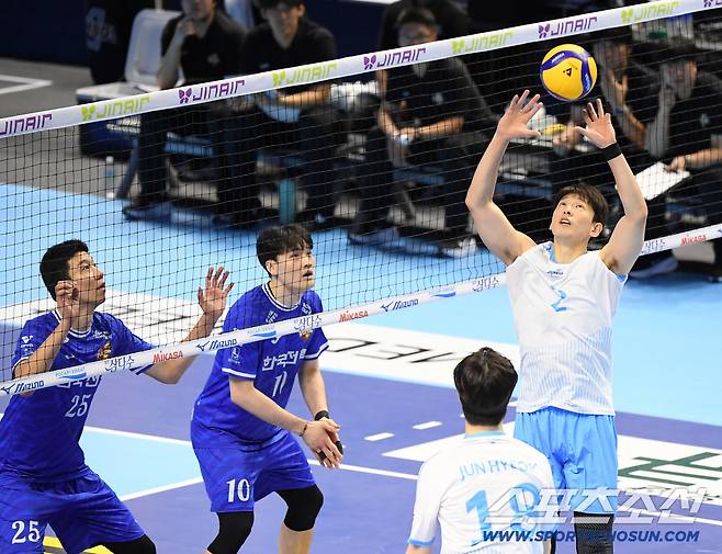 23일 인천 계양체육관에서 열린 V리그 대한항공-한국전력전. 대한항공 한선수가 토스하고 있다. 인천=정재근 기자 cjg@sportschosun.com/2025.10.23/