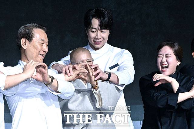 요리사 손종원(왼쪽 세 번째)이 17일 오전 서울 종로구 JW 메리어트 동대문스퀘어에서 열린 넷플릭스 예능프로그램 '흑백요리사: 요리 계급 전쟁 시즌2' 제작발표회에 참석해 포토타임 중 선재스님에게 손하트를 알려주고 있다. /남용희 기자