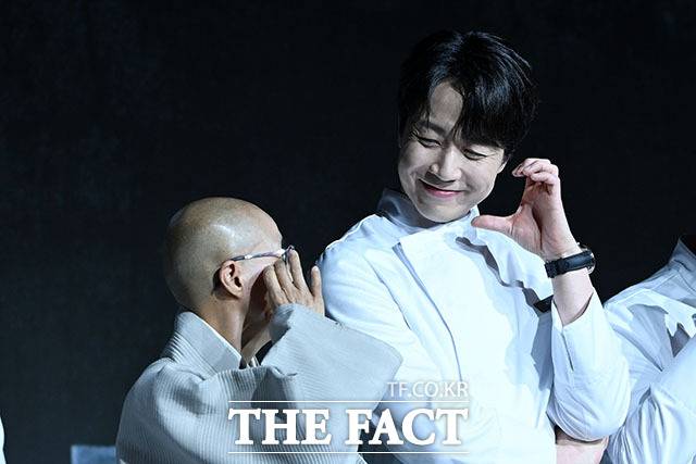 선재스님에게 미소짓는 손종원 셰프(오른쪽).