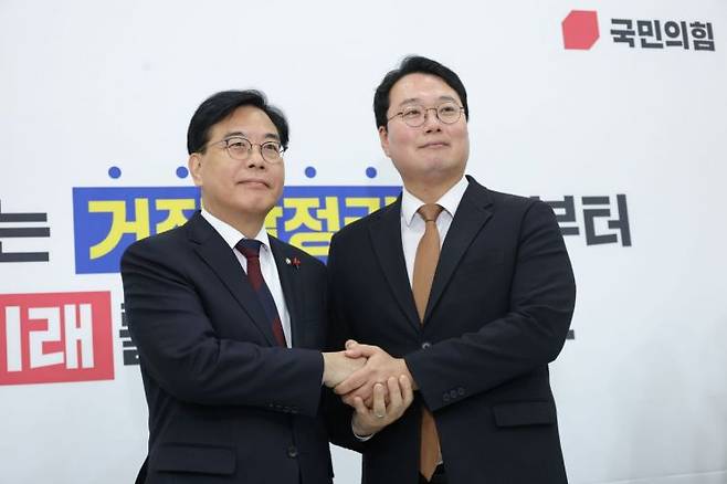 국민의힘 송언석 원내대표(왼쪽)와 개혁신당 천하람 원내대표가 17일 서울 여의도 국회에서 '통일교 게이트' 특별검사 추진을 위해 만나 악수하고 있다. 연합뉴스