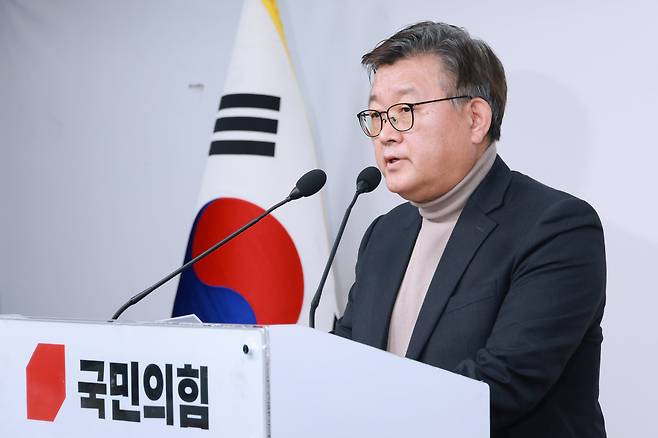 국민의힘 이호선 당무감사위원장이 16일 서울 여의도 국민의힘 중앙당사에서 김종혁 전 최고위원에 대한 당원권 정지 2년 권고 결정과 관련해 설명하고 있다. /연합뉴스