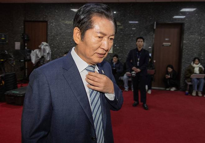 더불어민주당 정청래 대표가 내란 전담재판부 추진 논의를 위해 16일 국회에서 열린 민주당 의원 총회에 입장하고 있다./연합뉴스