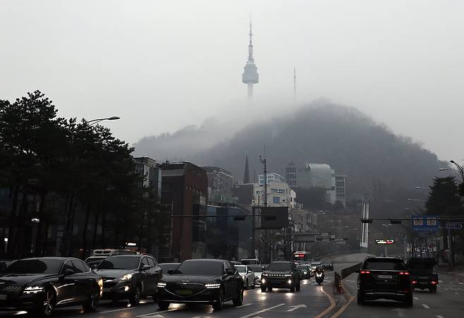 전국 대부분의 지역에 비나 눈이 내린 11일 오전 서울 남산에 비구름이 걸려 있다. /뉴스1