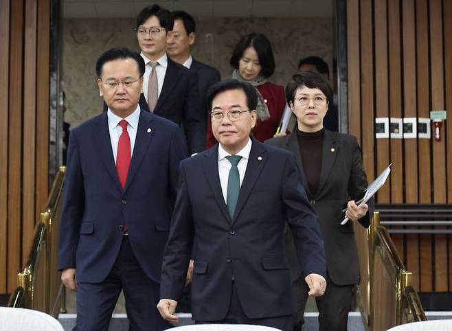 송언석 국민의힘 원내대표가 16일 오전 서울 여의도 국회에서 열린 원내대책회의에 참석을 하고 있다. ⓒ 뉴시스