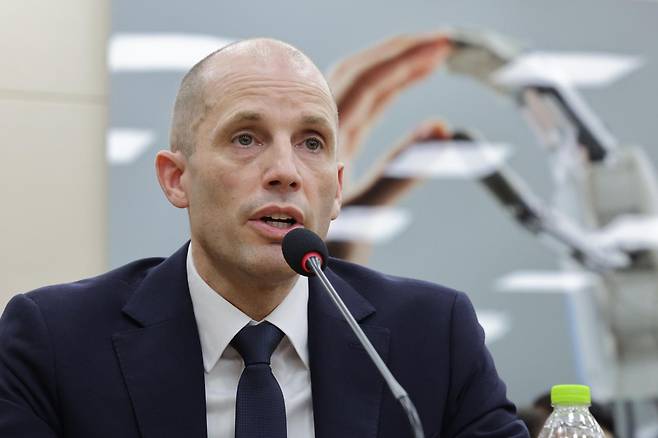 해롤드 로저스 쿠팡 임시 대표가 17일 서울 여의도 국회 과학기술정보방송통신위원회에서 열린 쿠팡 침해사고 관련 청문회에서 의원 질의에 답변하고 있다. 2025.12.17/뉴스1