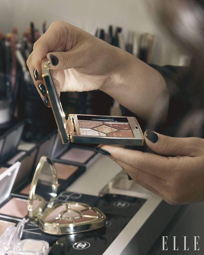 손에 들고 있는 제품은 2025 홀리데이 메이크업 컬렉션 디올쇼 5 꿀뢰르, 636 파이어리 서커스, 10만6천원대, Dior Beauty.