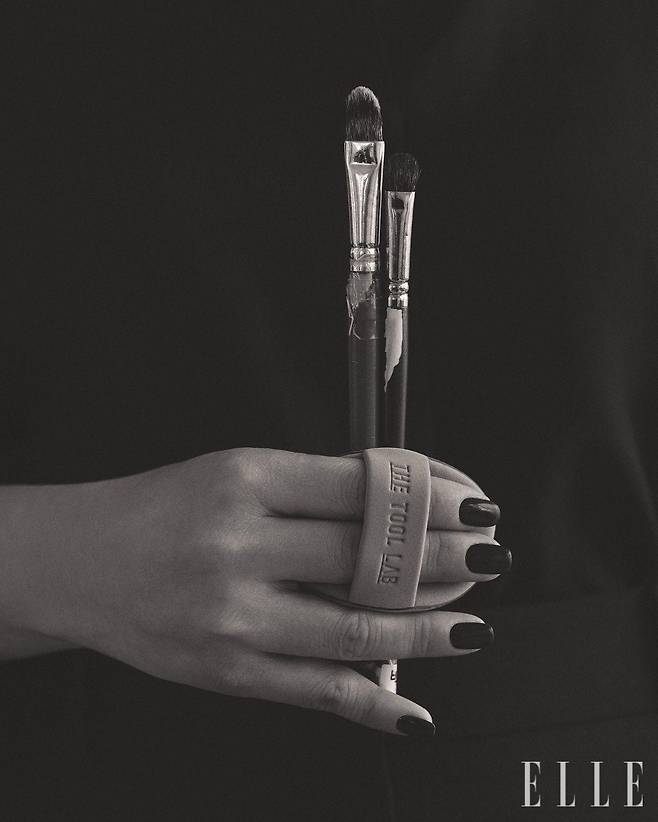 박선미 원장과 커리어 초반부터 함께한 피카소 아이 브러시와 ‘최애’ 퍼프. 퍼프는 롱래스팅 촉촉 텐션 퍼프, 2ea 2만원, The Tool Lab.