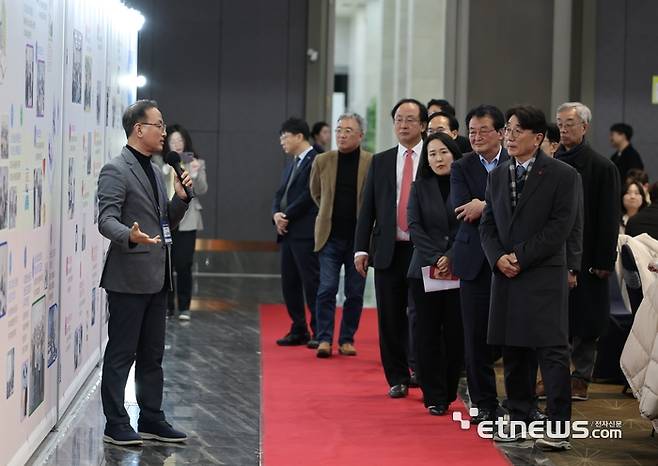 김창욱 경산이노베이션아카데미 팀장(왼쪽)이 42경산의 2025년 주요 활동을 한눈에 볼 수 있도록 정리한 '히스토리 보드'에서 참석자들에게 42경산의 걸어온 길에 대해 설명하고 있다.