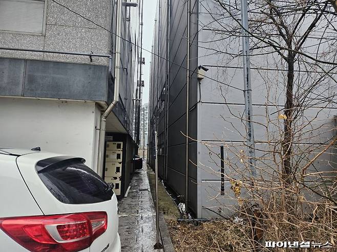 양평동 데이터센터 예정 구역(오른쪽)과 연립주택(왼쪽) 사이 폭은 1m 남짓이다. 사진=최가영 기자