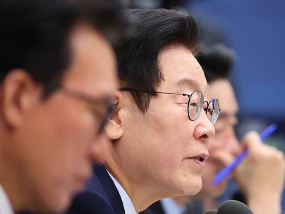 이재명 대통령이 17일 세종 정부청사에서 열린 산업부 업무보고에서 발언하고 있다. [사진=연합뉴스]