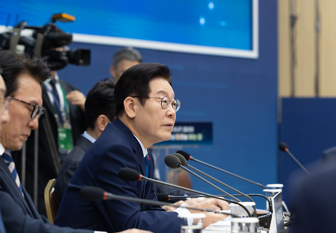 이재명 대통령이 17일 산자부,지식재산처,중소벤처기업부에 대한 부처별 업무보고 현장에서 발언하고 있다. (대통령실)