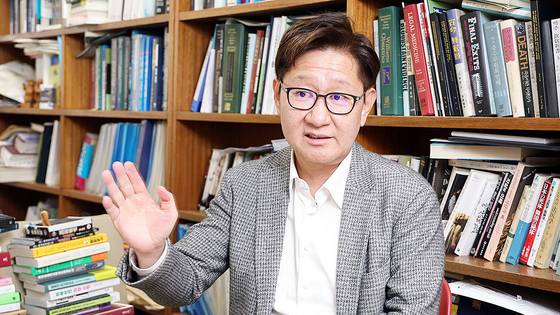 지난 10월 27일 서울대 의대 연구관에 있는 연구실에서 법의학자 유성호 교수를 만났다. 월요일이라 이날도 부검을 하고 온 뒤였다. 그는 20년 넘게 매주 부검을 하고 있다. 강정현 기자