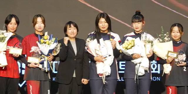 ▲ 상지대 소프트볼부 주하영(사진 왼쪽 두번째)과 이지영(맨오른쪽)이  15일 서울올림픽파크텔에서 열린 2025 야구소프트볼인의 밤 행사에서 소프트볼 대학부 우수선수상 투수와 타자 부문을 수상하고 있다.  대한야구소프트볼협회 유튜브 캡처