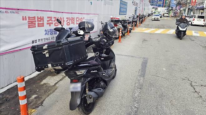 지난 15일 서울 공덕동 서울서부지방법원 이면도로에 ﻿오토바이들이 불법 주차돼 있는 모습.  권용훈 기자