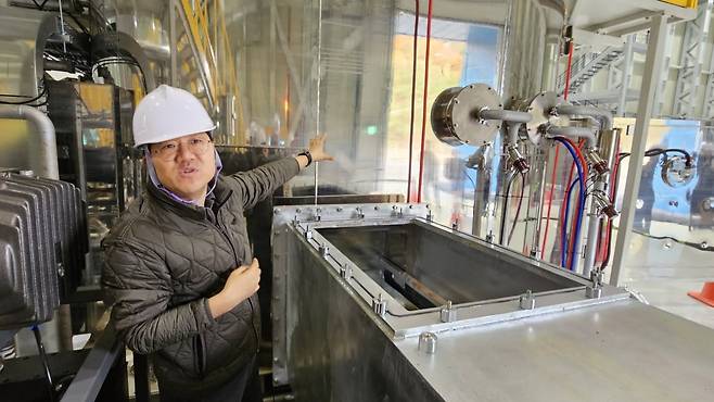 유욱재 오르비텍 연구소장이 방사성 금속 폐기물 제염기에 대해 설명하고 있다.  /사진=원종환 기자