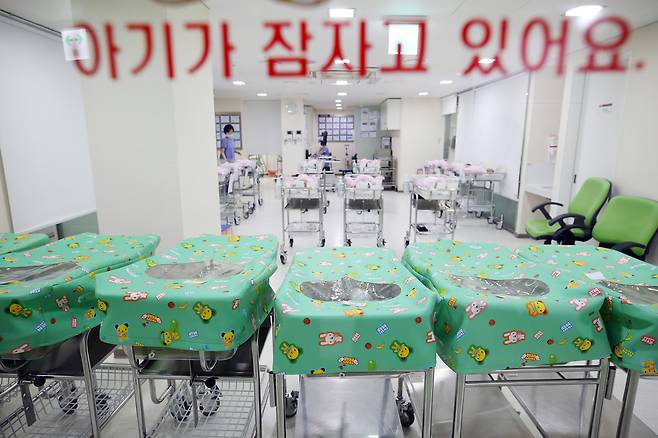 서울의 한 대형병원 신생아실. 연합뉴스.