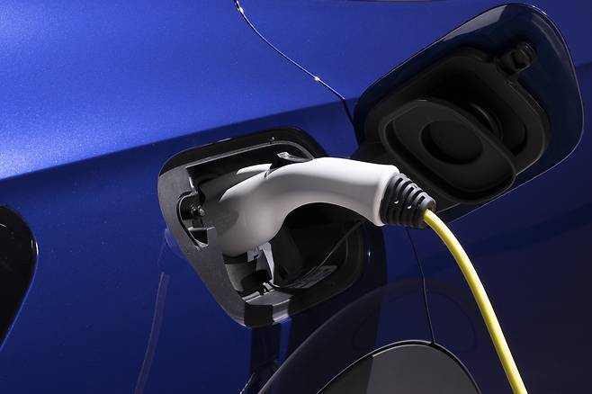 폭스바겐의 전기 스포츠유틸리티차량(SUV)인 ID.4 차량을 충전하는 모습. 폭스바겐 제공