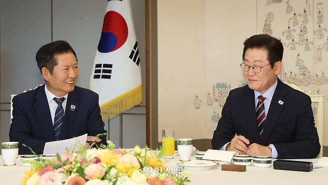 정청래 더불어민주당 대표(왼쪽)가 지난 9월 용산 대통령실에서 이재명 대통령, 장동혁 국민의힘 대표와의 오찬 회동에서 모두발언을 하고 있다. 대통령실사진기자단