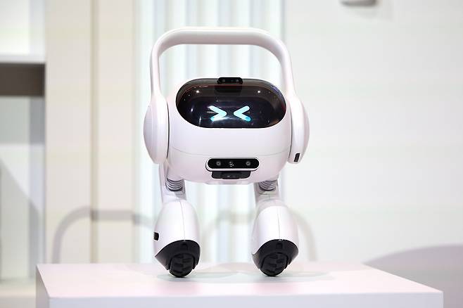 LG Electronics' self-Driving AI home hub Q9 [EPA/YONHAP]
