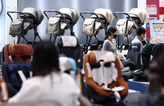 Visitors walk through the exhibition hall at the 2025 COBE Baby Fair - Coex at Kintex in Goyang, Gyeonggi on Oct. 16. [NEWS1]