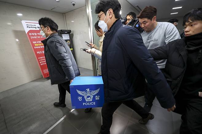 Police officers carry seized materials out of Coupang’s headquarters in Songpa District, southern Seoul, on the afternoon of Sept. 9, after completing a search and seizure as part of a forced investigation into a massive personal data leak. [NEWS1]