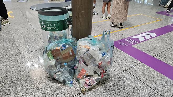 Trash is left unattended at Incheon International Airport on Oct.3. [KIM JEONG-JAE]