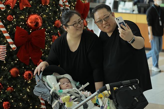 Park Seo-rin, who was born with an exposed heart, poses for a photo with her parents after multiple surgeries at Seoul Asan Medical Center [SEOUL ASAN MEDICAL CENTER]