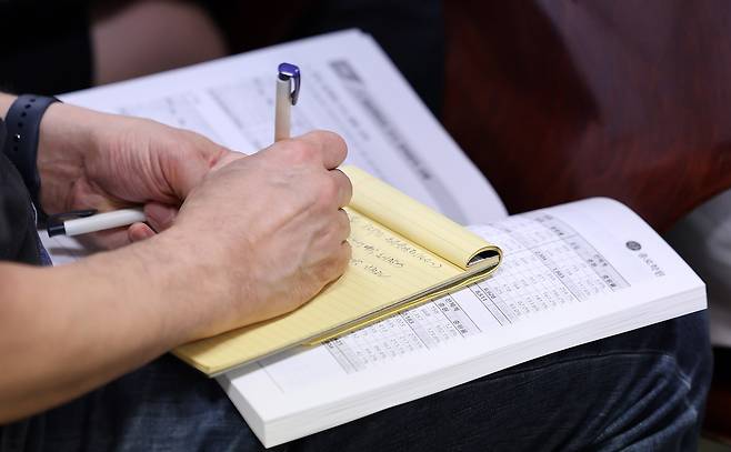 A person takes notes during a 2026 college admissions information session at Jongro Academy in Daechi-dong, Gangnam District, southern Seoul, on July 27. [NEW1]