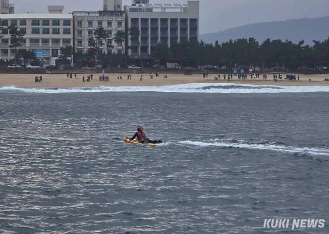 16일 강릉 경포해변 앞 바다에 빠진 80대 남성에 대해 강릉해경이 관련기관들과 함께 17일, 이틀째 수색작업을 진행하고 있으나 아직 실종된 A씨를 찾지 못하고 있다. 동력구조보드로 해상을 수색하는 모습. 강릉해경 제공