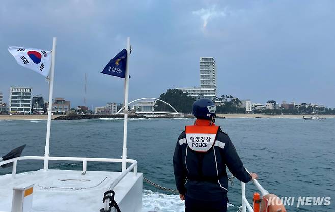 16일 강릉 경포해변 앞 바다에 빠진 80대 남성에 대해 강릉해경이 관련기관들과 함께 17일, 이틀째 수색작업을 진행하고 있으나 아직 실종된 A씨를 찾지 못하고 있다. 파출소 연안구조정이 해상을 수색하고 있다. 강릉해경 제공