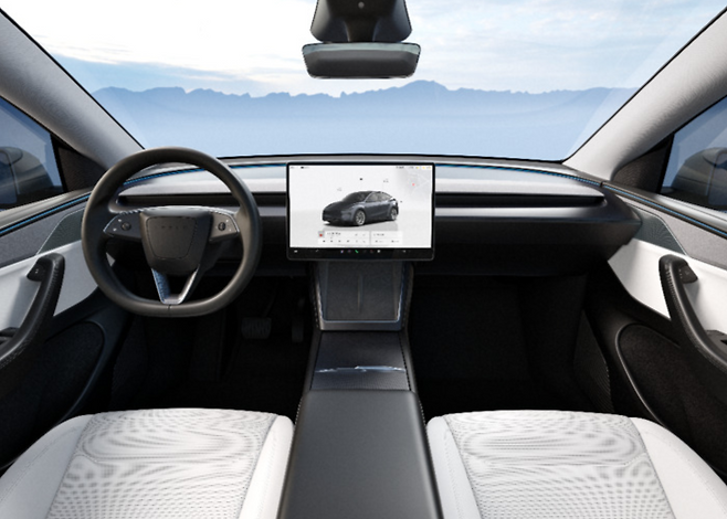 테슬라 뉴 모델 Y ‘주니퍼’의 센터페시아. 물리 버튼과 다이얼을 극단적으로 최소화하고 15.4인치 센터 디스플레이로 차량 기능 대부분을 조작한다. [테슬라]