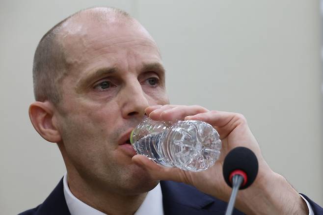 17일 서울 여의도 국회 과학기술정보방송통신위원회에서 열린 쿠팡 침해사고 관련 청문회에 출석한 해롤드 로저스 쿠팡 대표이사가 물을 마시고 있다. [연합뉴스]