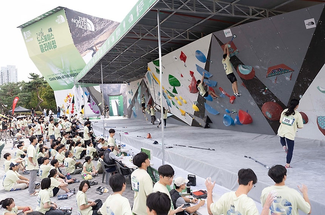 노스페이스는 브랜드가치 평가 회사인 브랜드스탁에서 발표한 ‘2025 대한민국 100대 브랜드’에서 13년 연속 패션 부문 1위 자리를 지켰다. [노스페이스 제공]