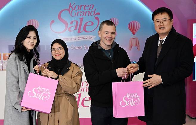 이부진 한국방문의해위원장(왼쪽 첫째)과 김대현 문화체육관광부 2차관(왼쪽 넷째)이 17일 서울 중구 코리아그랜드세일 웰컴센터에서 외국인 방문객들에게 기념품을 선물한 뒤 기념촬영을 하고 있다. 이승환 기자