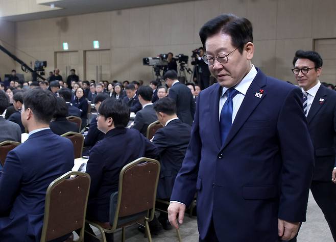 이재명 대통령이 17일 정부세종컨벤션센터에서 열린 기후부(기상청)·원안위 업무보고에 입장하고 있다. 2025.12.17 대통령실사진기자단   김호영기자