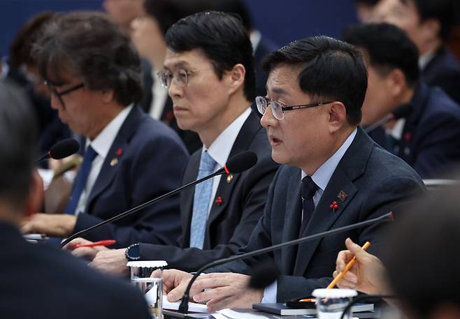 김성환 기후에너지환경부 장관이 17일 정부세종컨벤션센터에서 이재명 대통령의 질문에 답하고 있다. 2025.12.17 대통령실사진기자단  김호영기자