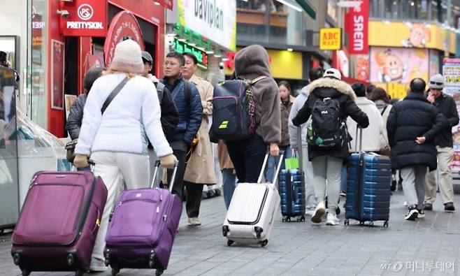 서울 명동거리를 찾은 외국인 관광객들의 모습./사진=뉴스1