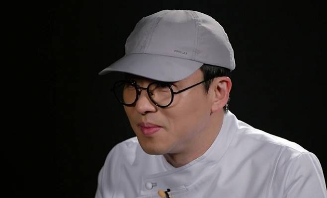 '흑백요리사' 시즌1이 끝난 뒤 돌연 폐업해 아쉬움을 샀던 최강록 셰프가 넷플릭스 새 시리즈 '흑백요리사2'의 히든 백수저로 등장했다. /사진=넷플릭스