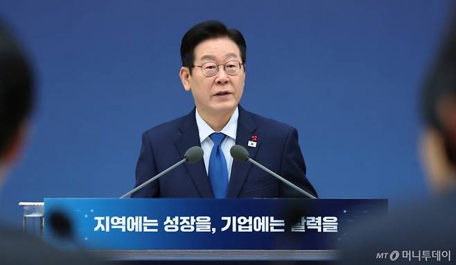 [세종=뉴시스] 최동준 기자 = 이재명 대통령이 17일 세종시 정부세종컨벤션센터에서 열린 산업통상자원부·지식재산처·중소벤처기업부 업무보고에서 발언하고 있다. (대통령실통신사진기자단) 2025.12.17. photocdj@newsis.com /사진=