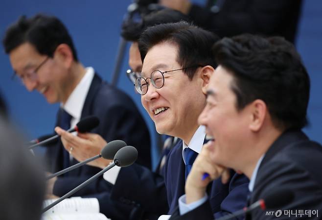 [세종=뉴시스] 최동준 기자 = 이재명 대통령이 17일 세종시 정부세종컨벤션센터에서 열린 산업통상부·지식재산처·중소벤처기업부 업무보고에서 김정관 산업통상부 장관의 답변에 웃고 있다. (대통령실통신사진기자단) 2025.12.17. photocdj@newsis.com /사진=