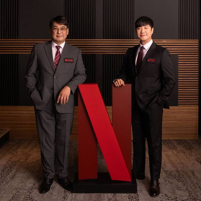 한국어 스포츠 해설에 참여하는 황현철 복싱 전문 해설위원과 배성재 아나운서. [넷플릭스 제공]