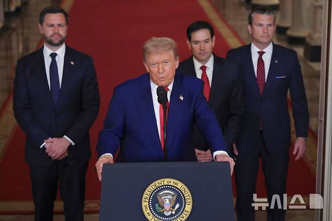 [워싱턴=AP/뉴시스] 도널드 트럼프 미국 대통령이 지난 6월 21일(현지 시간) 백악관 이스트룸에서 미군의 이란 핵 시설 공습에 관해 발언하고 있다. 2025.12.17.