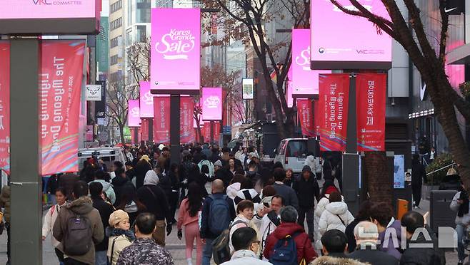 [서울=뉴시스] 권창회 기자 = 코리아그랜드세일이 시작된 17일 오전 서울 중구 명동거리 일대 전광판에 코리아그랜드세일 홍보문구가 송출되고 있다. (공동취재) 2025.12.17. photo@newsis.com