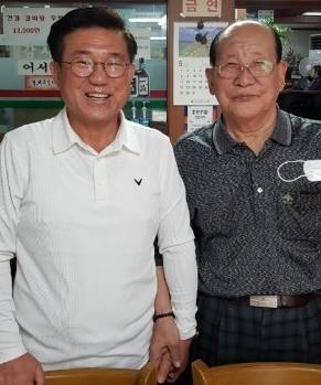 생전의 고인(오른쪽)과 매니저 송동호씨 [연합뉴스]