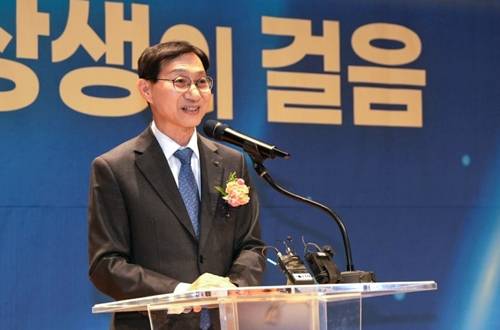 취임사 하는 김성주 제19대 국민연금공단 이사장 취임사 하는 김성주 제19대 국민연금공단 이사장     (서울=연합뉴스) 김성주 제19대 국민연금공단 이사장이 17일 전북 전주시 국민연금공단에서 열린 취임식에서 취임사를 하고 있다. 2025.12.17 [국민연금공단 제공. 재판매 및 DB 금지]     photo@yna.co.kr (끝)   <저작권자(c) 연합뉴스, 무단 전재-재배포, AI 학습 및 활용 금지>