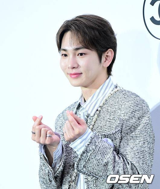 [OSEN=지형준 기자] 23일 오후 서울 성수동의 한 매장에서 럭셔리 뷰티 브랜드 포토월 행사가 열렸다.이날 행사에는 가수 뉴진스 민지, 세븐틴 호시, 스트레이키즈 승민, 샤이니 키, 레드벨벳 슬기, 몬스타엑스 아이엠, 오마이걸 유아가 참석했다.샤이니 키가 포즈를 취하고 있다. 2024.04.23 /jpnews@osen.co.kr