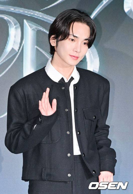 [OSEN=박준형 기자]  23일 오후 서울 페어몬트 앰버서더에서 샤이니 키(SHINee KEY)의 새 미니앨범 '플레저 숍(Pleasure Shop)' 발매 기념 기자간담회가 진행됐다.키 세 번째 미니앨범 '플레저 숍(Pleasure Shop)'은 이날 오후 6시 각종 음악 사이트에서 전곡 음원 공개되며 타이틀 곡 '플레저 숍(Pleasure Shop)' 뮤직비디오도 유튜브 SMTOWN 채널 등을 통해 동시에 만날 수 있다.이번 앨범은 타이틀 곡 '플레저 숍(Pleasure Shop)'을 포함해 '오버띵크(Overthink)' '골든(Golden)' '아이 노우(I Know)' '고잉 업(Going Up)' '노바케인(Novacaine)' 등 하우스 장르 위주의 총 6곡이 수록되어 한층 견고해진 키의 매력적인 음악 세계를 만끽하기에 충분하며 키의 생일에 발매되는 앨범인 만큼 키와 글로벌 팬들에게 특별한 선물이 될 전망이다.샤이니 키가 포즈를 취하고 있다.  2024.09.23  / soul1014@osen.co.kr