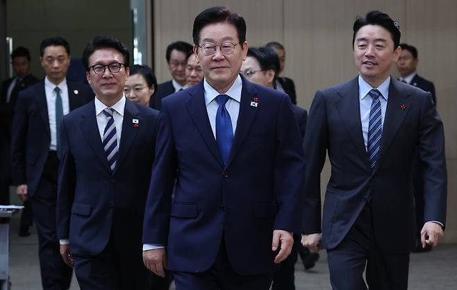 이재명 대통령이 17일 세종시 정부세종컨벤션센터에서 열린 산업통상자원부·지식재산처·중소벤처기업부 업무보고에 입장하고 있다. 대통령실사진기자단