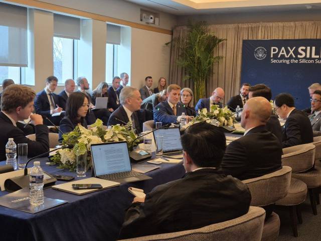 지난 12일(현지 시간) 미국 워싱턴DC에서 열린 ‘팍스 실리카 서밋’에 모인 9개국 참석자들이 의견을 나누고 있다. 사진 제공=외교부